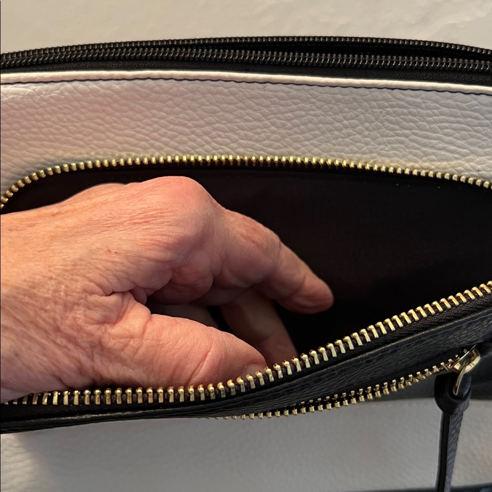 APT.9 NWOT BLACK & WHITE FAUX MULTI COMPARTMENT ADJUSTABLE STRAP CROSSBODY BAG - Picture 9 of 10